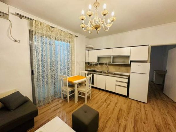 Tirane, jepet me qera apartament 1+1+BLK 60 m² 470 Euro (komuna parisit)