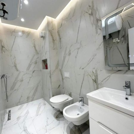 Tirane, jepet me qera 1+1+BLK Kati 8, 800 Euro (Square 21)