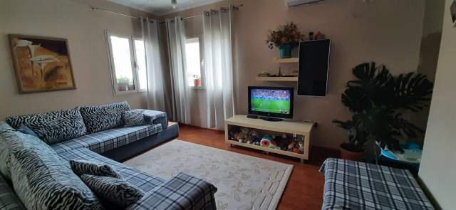 Tirane, jepet me qera apartament 2+1 Kati 6, 102 m² 440 Euro (fresku)