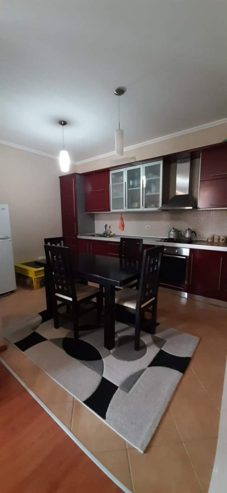 Tirane, jepet me qera apartament 2+1 Kati 6, 102 m² 440 Euro (fresku)