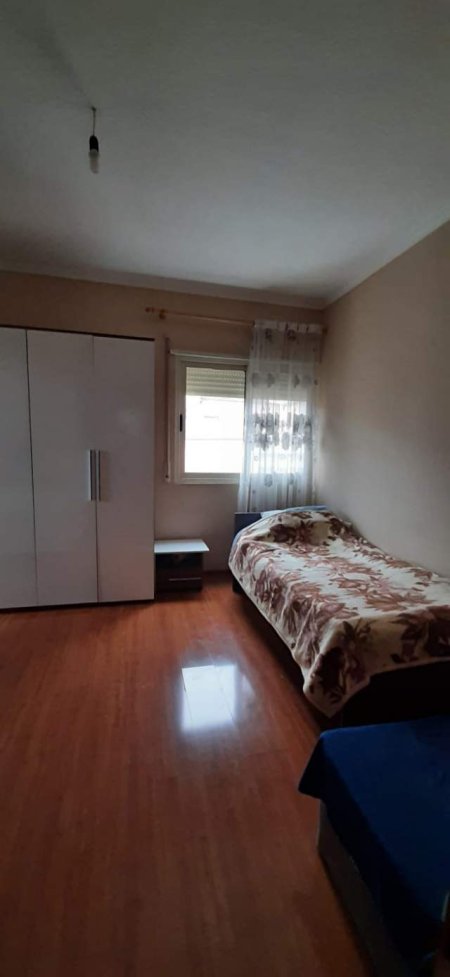 Tirane, jepet me qera apartament 2+1 Kati 6, 102 m² 440 Euro (fresku)