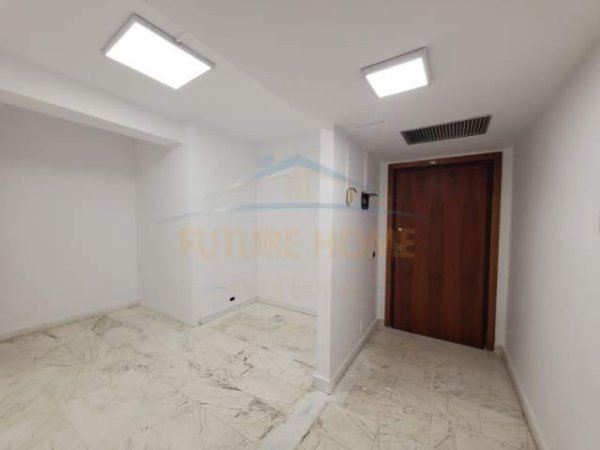 Tirane, jepet me qera ambjent biznesi Kati 7, 105 m² 950 Euro (Qender)