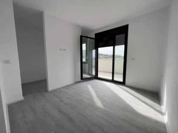 Tirane, shitet apartament 138 m² 180.000 Euro (Rruga e Kavajes, prane Amerikan 3)
