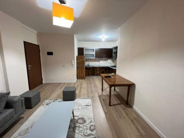 Tirane, jepet me qera apartament 1+1 Kati 3, 450 Euro (Rruga Bill Klinton)