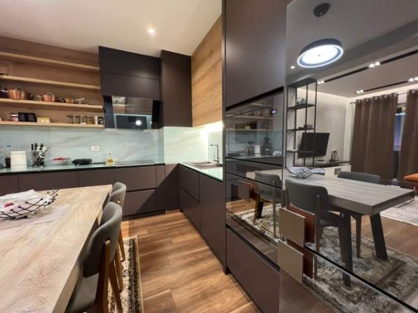 Tirane, jepet me qera apartament 2+1+BLK Kati 6, 98 m² 700 Euro (Rruga Bedri Karapici)