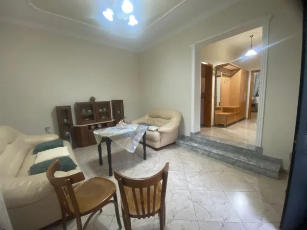 Tirane, jepet me qera Vile 2+1+Ballkon Kati 1, 100 m² 400 € (Rr.Siri Kodres/Rruga Hasan Meniku)