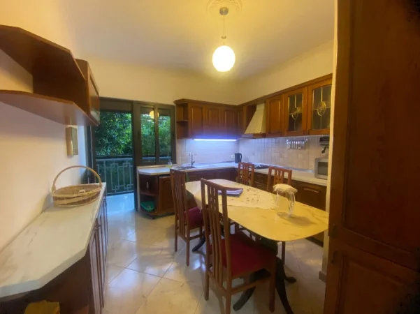 Tirane, jepet me qera Vile 2+1+Ballkon Kati 1, 100 m² 400 € (Rr.Siri Kodres/Rruga Hasan Meniku)