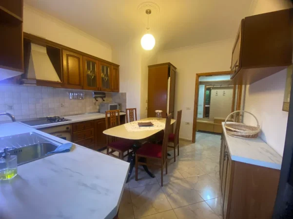 Tirane, jepet me qera Vile 2+1+Ballkon Kati 1, 100 m² 400 € (Rr.Siri Kodres/Rruga Hasan Meniku)