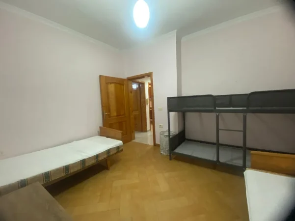 Tirane, jepet me qera Vile 2+1+Ballkon Kati 1, 100 m² 400 € (Rr.Siri Kodres/Rruga Hasan Meniku)