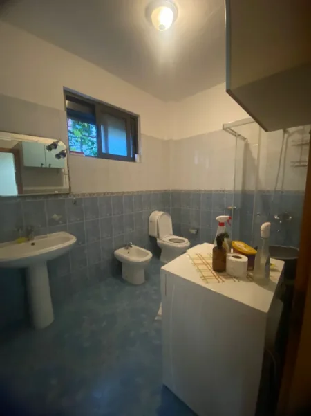 Tirane, jepet me qera Vile 2+1+Ballkon Kati 1, 100 m² 400 € (Rr.Siri Kodres/Rruga Hasan Meniku)