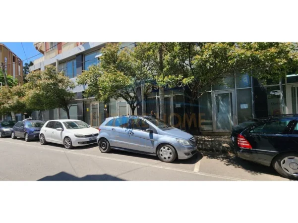 Tirane, jepet me qera ambjent biznesi Kati 0, 30 m² 600 € (RRUGA E BARRIKADAVE)