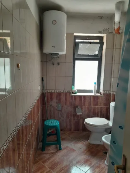 Tirane, jepet me qera ambjent biznesi Kati 1, 45 m² 470 € (Rruga Bardhyl)