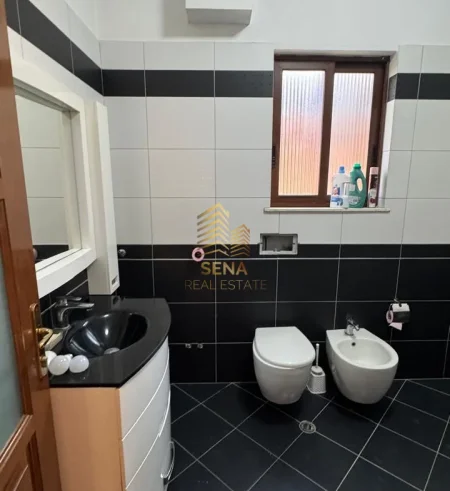 Tirane, jepet me qera apartament 2+1+Ballkon Kati 2, 145 m² 500 € (Allias)