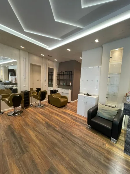 Tirane, jepet me qera ambjent biznesi Kati 0, 240 m² 2.000 € (ish stacioni i trenit)
