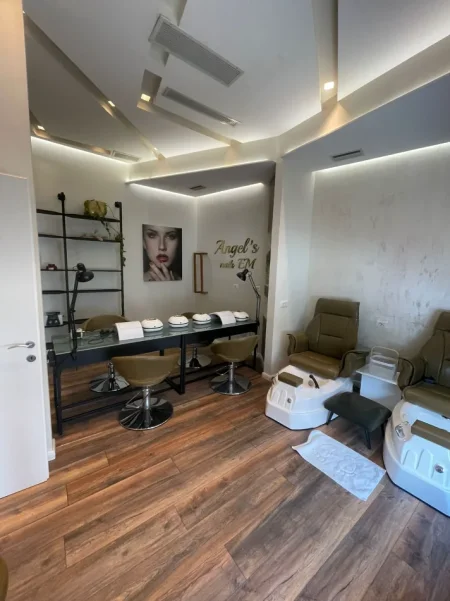 Tirane, jepet me qera dyqan Kati 0, 240 m² 2.000 € (ish stacioni i trenit)