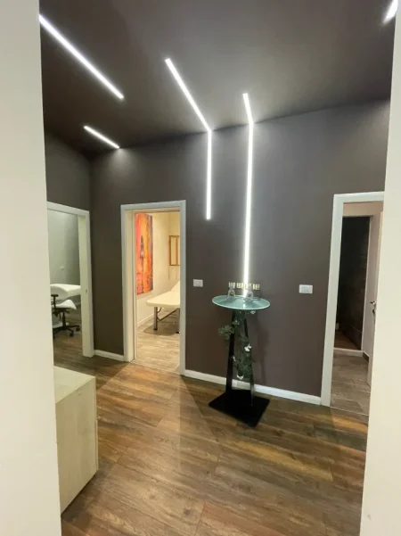 Tirane, jepet me qera zyre Kati 0, 240 m² 2.000 € (ish stacioni i trenit)