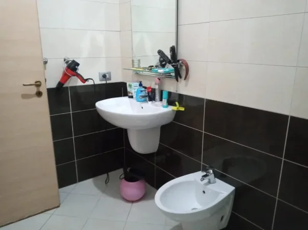 Tirane, jepet me qera apartament 1+1 Kati 4, 60 m² 490 € (Komisariati Nr.4)