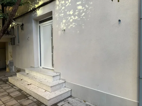Tirane, jepet me qera ambjent biznesi Kati 0, 73 m² 1.500 € (Rruga e Elbasanit)