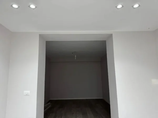 Tirane, jepet me qera ambjent biznesi Kati 0, 73 m² 1.500 € (Rruga e Elbasanit)