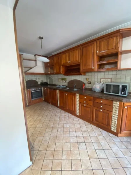Tirane, jepet me qera apartament 3+1 Kati 8, 190 m² 1.100 € (Komuna e Parisit)