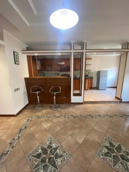 Tirane, jepet me qera apartament 3+1 Kati 8, 190 m² 1.100 € (Komuna e Parisit)