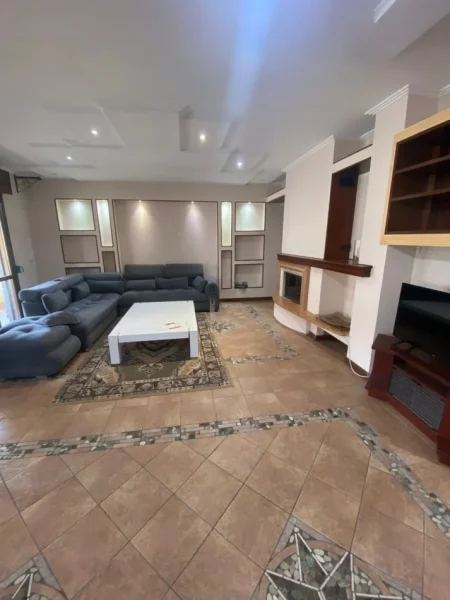 Tirane, jepet me qera apartament 3+1 Kati 8, 190 m² 1.100 € (Komuna e Parisit)