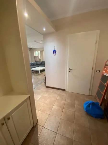 Tirane, jepet me qera apartament 3+1 Kati 8, 190 m² 1.100 € (Komuna e Parisit)