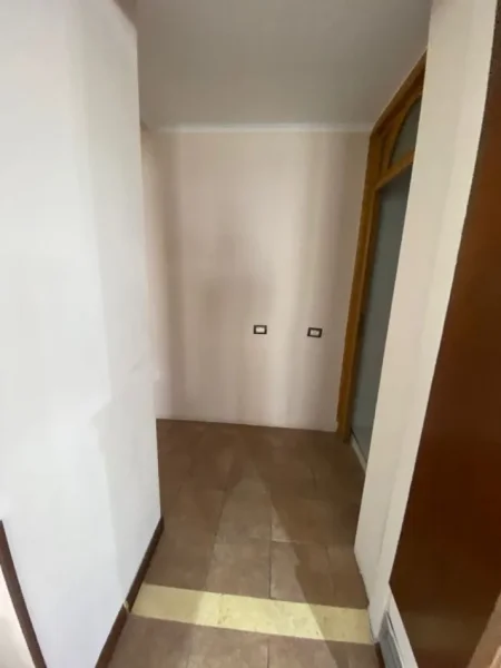 Tirane, jepet me qera apartament 3+1 Kati 8, 190 m² 1.100 € (Komuna e Parisit)