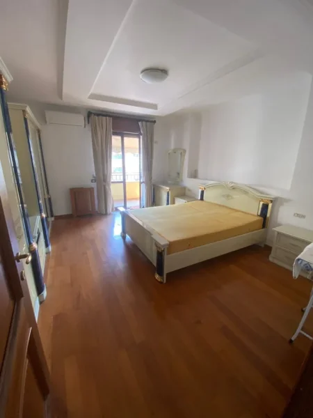 Tirane, jepet me qera apartament 3+1 Kati 8, 190 m² 1.100 € (Komuna e Parisit)