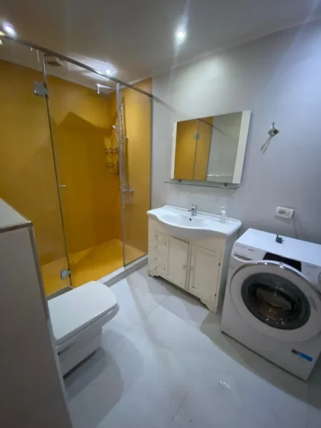 Tirane, jepet me qera apartament 3+1 Kati 8, 190 m² 1.100 € (Komuna e Parisit)