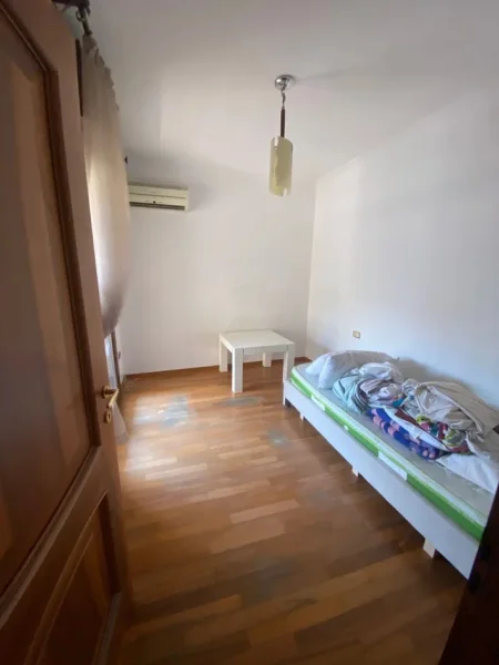 Tirane, jepet me qera apartament 3+1 Kati 8, 190 m² 1.100 € (Komuna e Parisit)