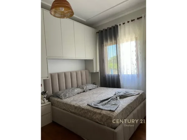 Tirane, jepet me qera apartament 2+1+Ballkon Kati 2, 100 m² 1.000 € (Sauk i Ri)