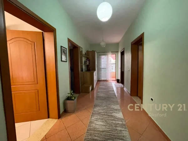 Tirane, jepet me qera apartament 2+1+Ballkon Kati 2, 100 m² 1.000 € (Sauk i Ri)