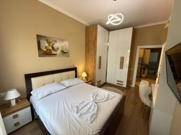 Tirane, jepet me qera apartament 1+1