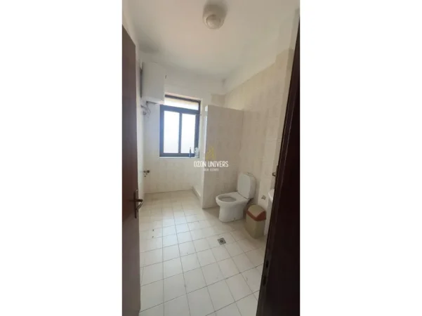 Tirane, jepet me qera ambjent biznesi Kati 1, 120 m² 950 € (Rruga e Kavajës Tirana, Albania)