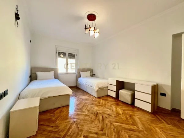 Tirane, jepet me qera apartament 2+1+Aneks+Ballkon Kati 4, 90 m² 950 € (Blloku)