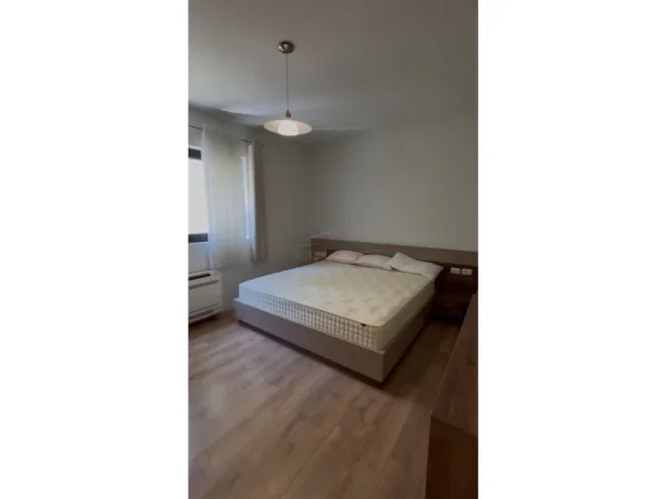 Tirane, shes 4+1+Ballkon , 290 m² 700.000 € 