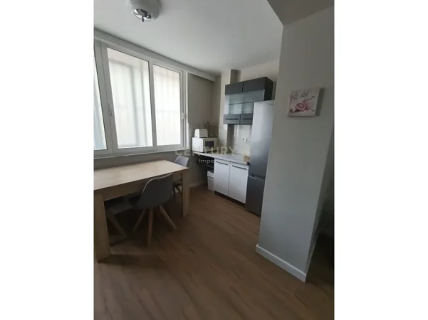 Tirane, jepet me qera apartament 2+1 Kati 1, 75 m² 800 € (Blloku)