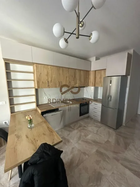 Tirane, jepet me qera apartament 1+1+Ballkon Kati 4, 86 m² 600 € (ali demi)