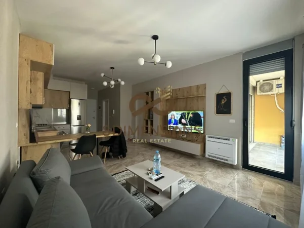 Tirane, jepet me qera apartament 1+1+Ballkon Kati 4, 86 m² 600 € (ali demi)