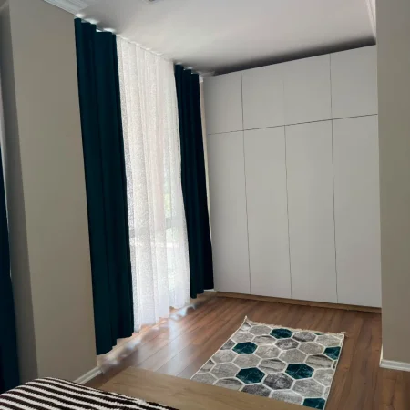 Tirane, jepet me qera apartament 2+1 Kati 1, 115 m² 800 € (rruga e dibres)