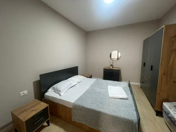 Tirane, jepet me qera apartament 1+1 Kati 0, 400 € (Fusha Ali Demi)