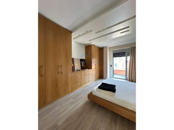 Shitet, Apartament 1+1, 21 Dhjetori, Tiranë 0696069906