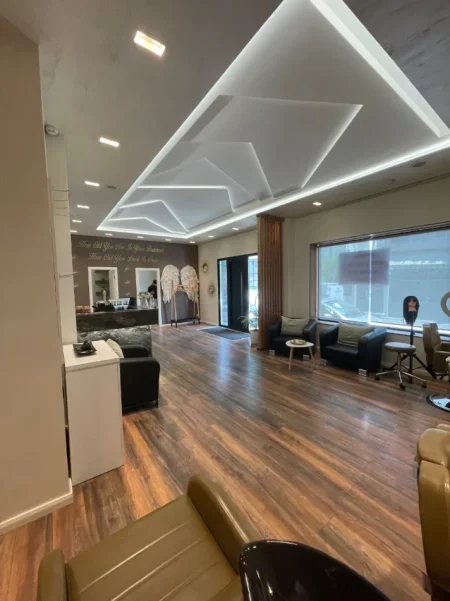 Tirane, jepet me qera zyre Kati 0, 240 m² 2.000 € (ish stacioni i trenit)
