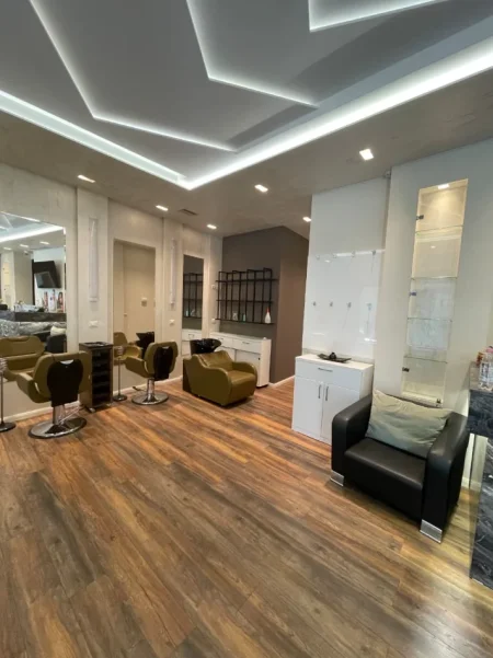 Tirane, jepet me qera ambjent biznesi Kati 0, 240 m² 2.000 € (ish stacioni i trenit)