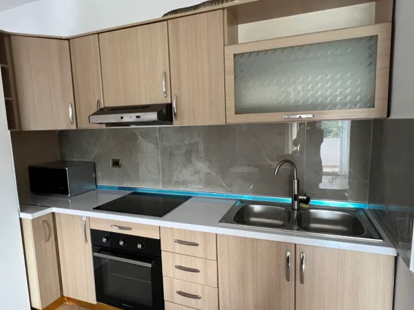 Tirane, jepet me qera 1+1 , 75 m² 600 € (Komuna Parisit)