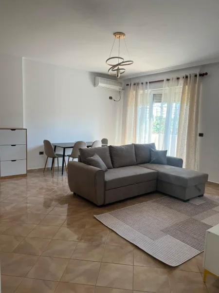 Tirane, jepet me qera 1+1 , 75 m² 600 € (Komuna Parisit)