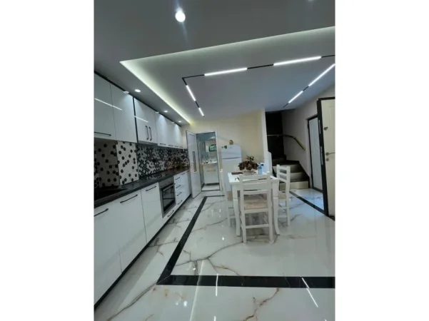 Qera, Duplex 2+1+2 Rruga e Elbasanit, Tirane. 0696069906