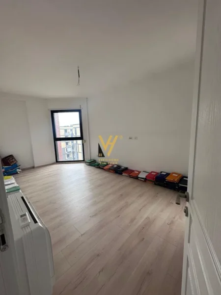 Tirane, jepet me qera zyre Kati 6, 89 m² 800 € (STACIONI TRENIT)