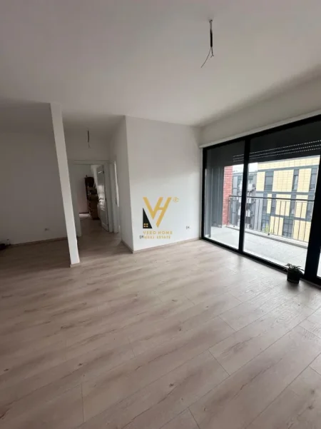 Tirane, jepet me qera zyre Kati 6, 89 m² 800 € (STACIONI TRENIT)